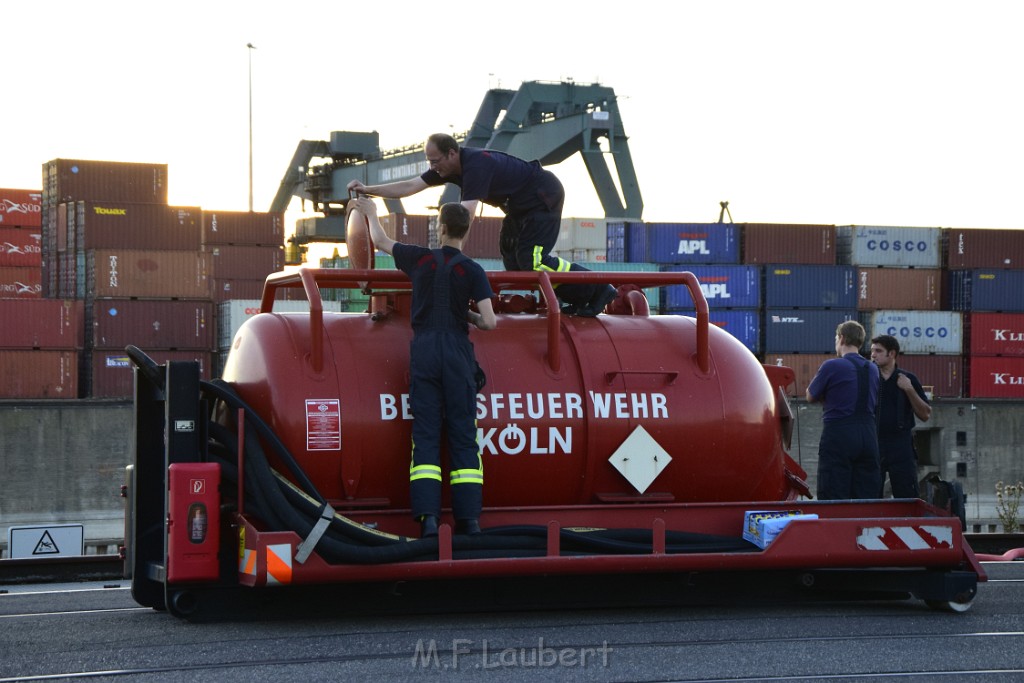 Havarie Wassereinbruch Motorraum beim Schiff Koeln Niehl Niehler Hafen P199.JPG - Miklos Laubert